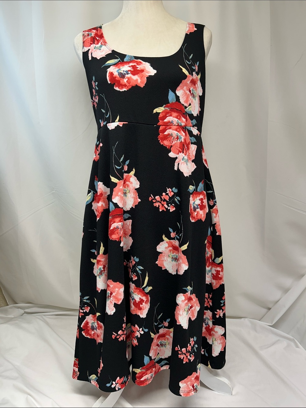 Travel Elements Sleeveless Midi Dress with Red Floral Print on Black Size Small